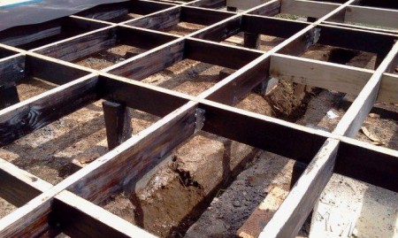 entramado de vigas maestras sobre pilotes de cipres